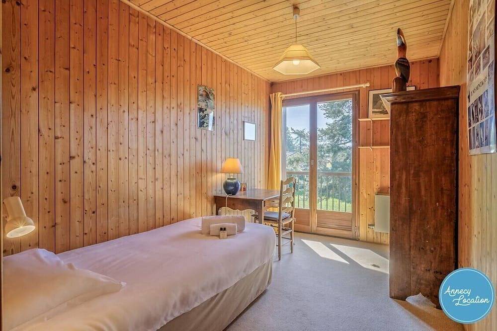 La Maison du Lac – Charming Rustic Home. in Veyrier-du-Lac, Annecy region