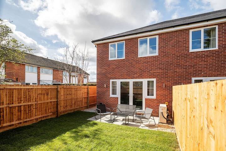 Perfect Booking | 3 Bed & Spacious Parking in Churchdown, Gloucestershire
