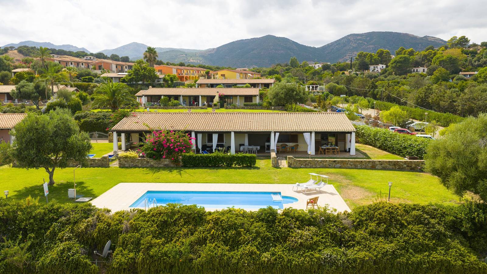 Villa avec piscine à 200 m de la mer, Wi-Fi, climatisation et réduction ferry exclusive in Abba Urci, Tertenia