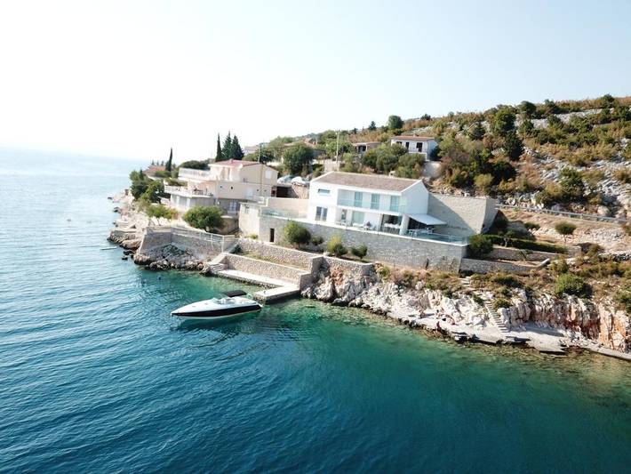 Ferienhaus für 10 Personen, mit Balkon und Whirlpool sowie Terrasse und Garten in Baric Draga