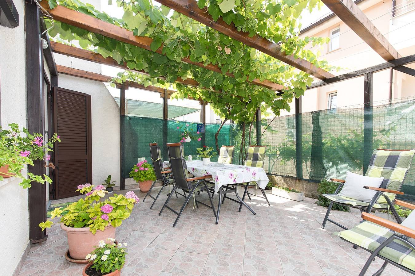 Appartement entier, Apartment on the ground floor with a large terrace in Baška, Krk