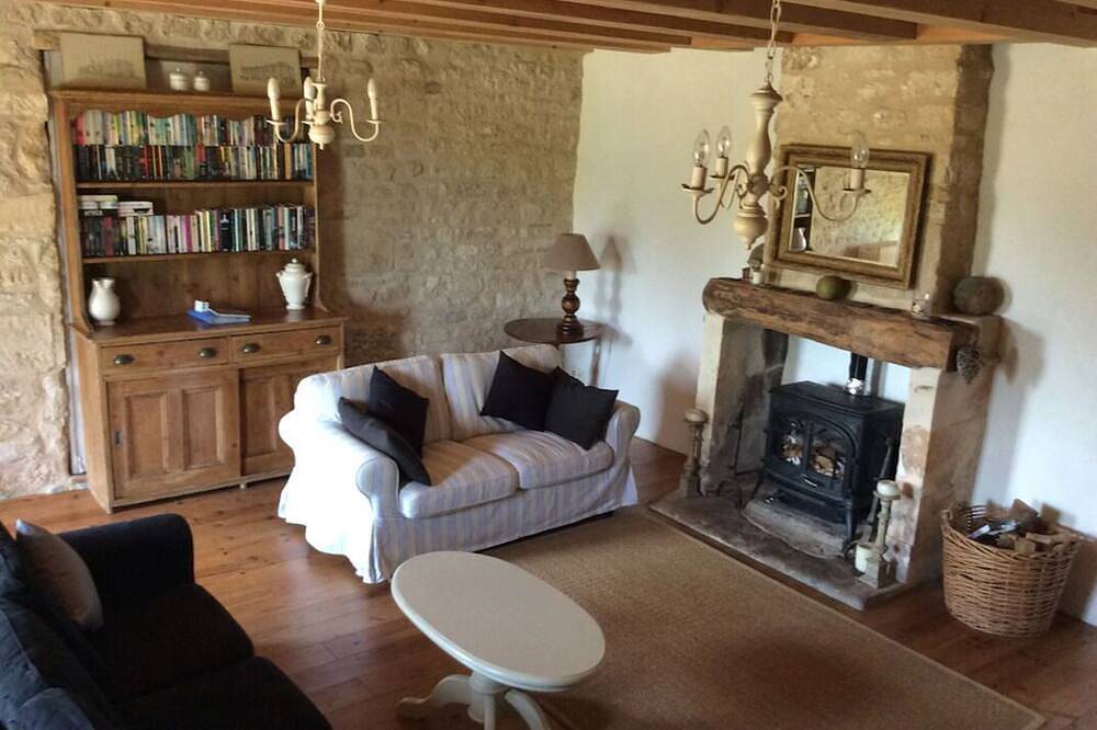 Farmhouse - Traditional Farmhouse near La Rochelle. beaches 20 mins and a pool. in Landrais, Région de Rochefort