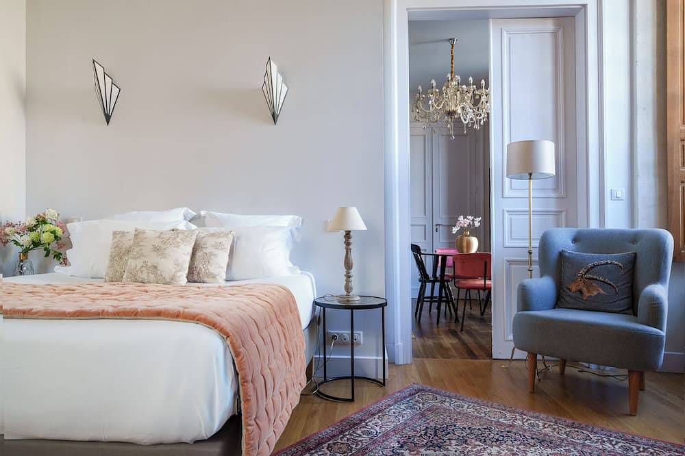 Entire apartment, Refined Apartment with Cathedral View and Garden in Tours, Tours region