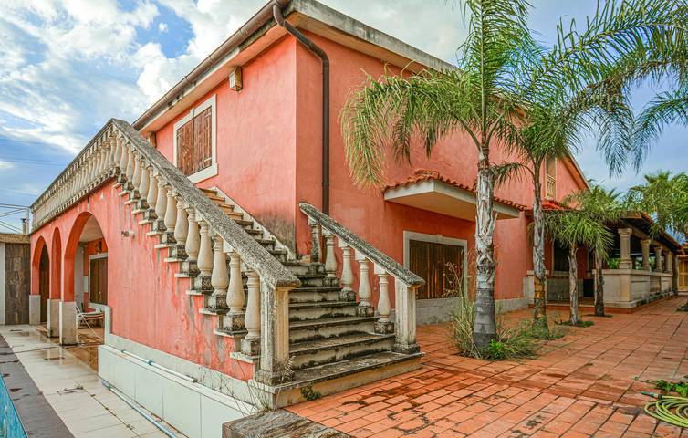 Ferienhaus für 10 Personen, mit Pool und Garten sowie Terrasse in Vittoria