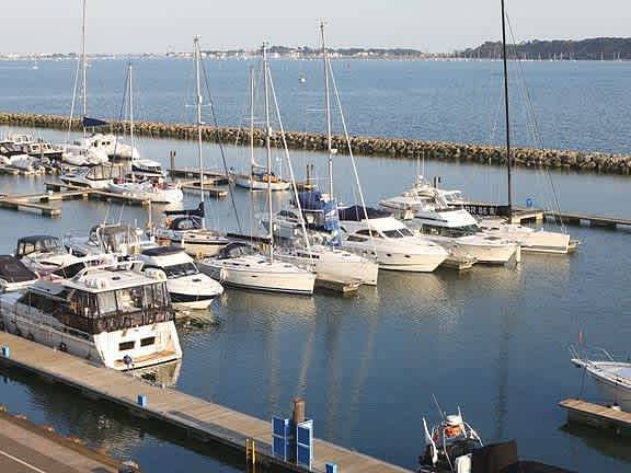 Appartement entier, Les Bateaux - Views of Poole Quay from Balcony in Poole, Poole Harbour