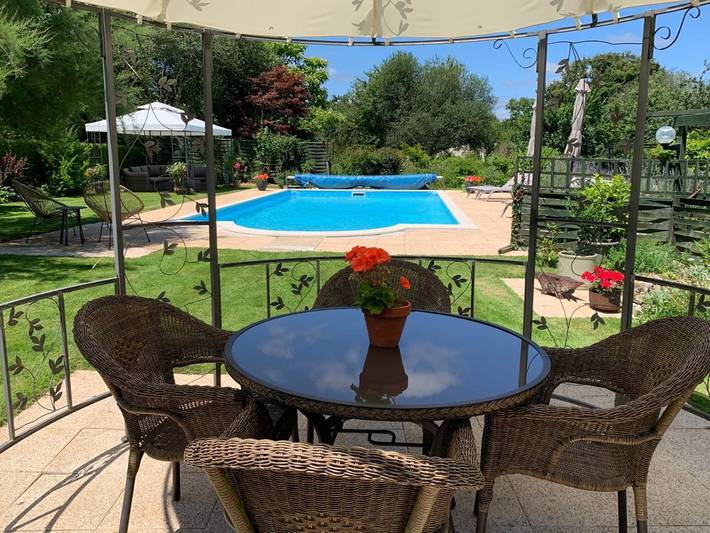 Location de vacances pour 2 personnes, avec Terrasse et Jardin ainsi que Piscine et Vue à Le Dorat