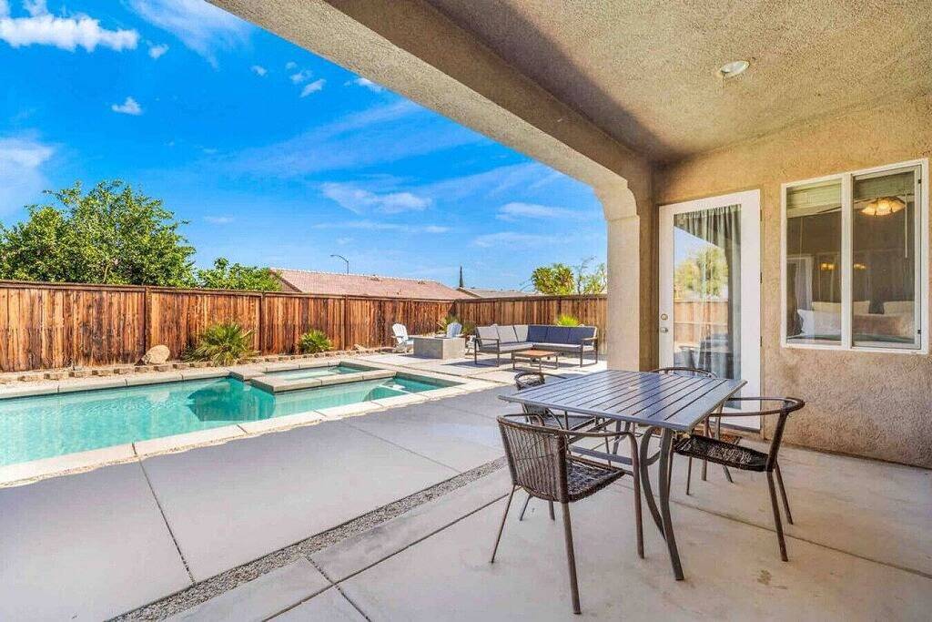 Todos Santos House- · Todos Santos House -Pool/Jacuzzi 2mi Coachella in Coachella, Coachella Valley