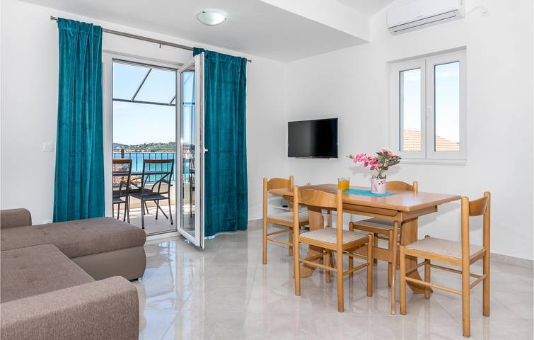 Ganze Ferienwohnung, Coastal Escape: Apartment mit Meerblick, WLAN, Parkplatz und Terrasse in Srima, Šibenik-Knin