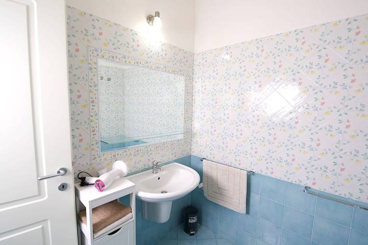 Ganze Wohnung, Residenz Limoni del Rustichel: FeWo N.8 mit Seeblick, Tiefgarage und Pool. in Maderno, Toscolano-Maderno