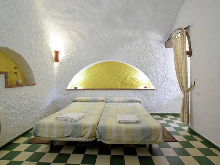 Cave house with private terrace on a small complex in El Bejarín, Guadix
