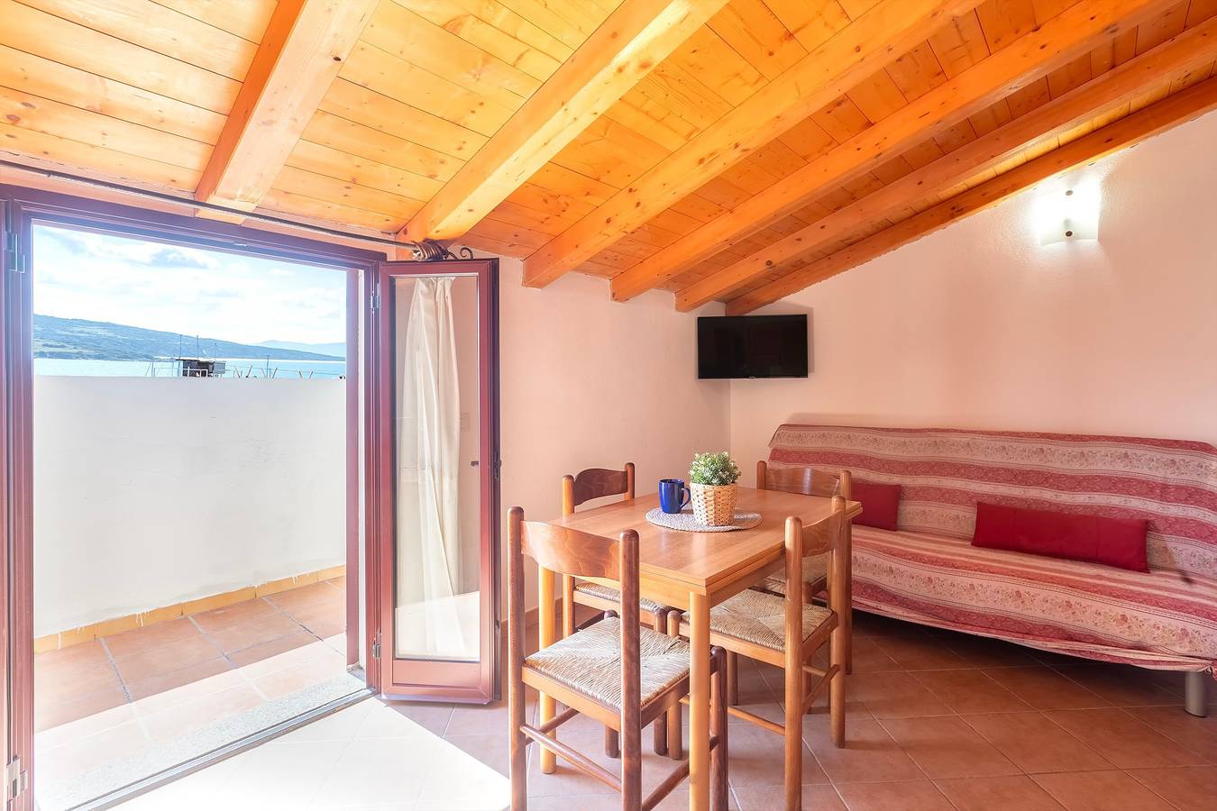 Appartement entier, Appartement 'Vista Porto Mansarda' avec terrasse partagée, Wi-Fi et climatisation in Trinità d'Agultu e Vignola, Olbia-Tempio