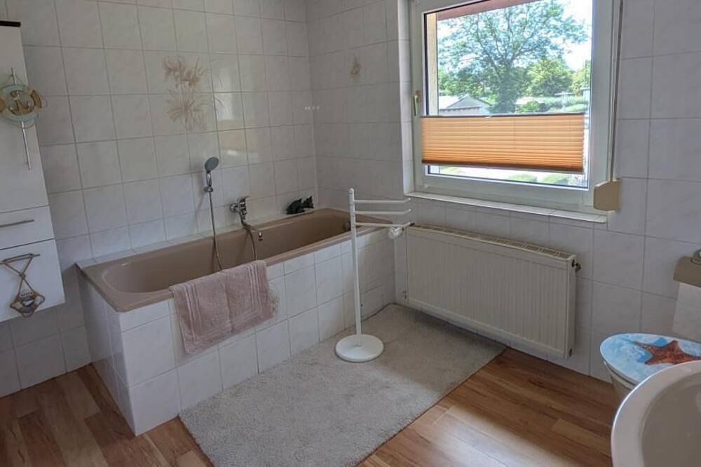 Ganze Wohnung, Großzügige Ferienwohnung mit viel Platz zwischen Tollenseesee und Müritz in Hohenzieritz, Mecklenburg-Strelitz