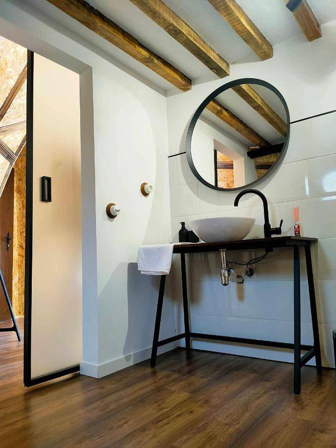 Albergue para 4 personas, con terraza además de vistas y jardín, Se admiten mascotas en Tierras del Burgo - 4