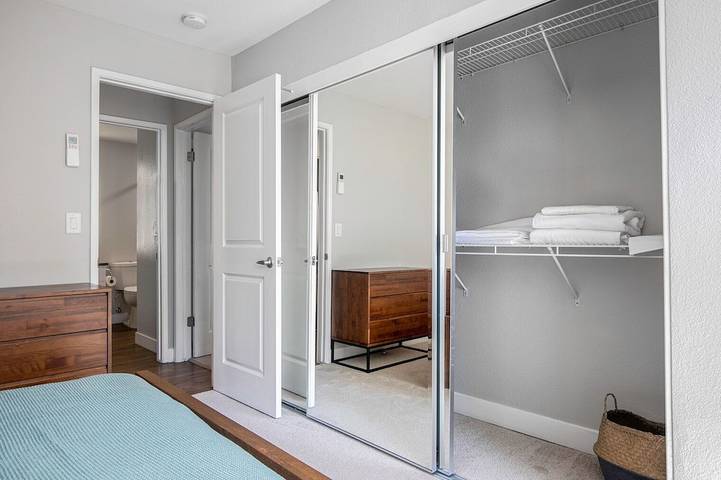 Vacation rental for 4 people, with balcony and pool as well as yard, with pets in Mountain View