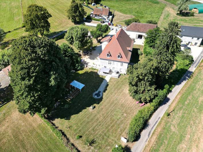 Chambre Marie-Antoinette, Suite de caractère, 40 m² et salon privatif in Saint-Albin-de-Vaulserre, Région de La Tour-du-Pin