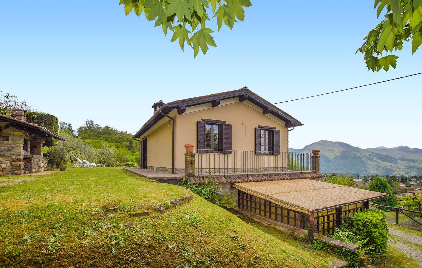 Charmante Wohnung mit Garten und Parkplatz, 1000m zum Zentrum von Barga in Barga, Parco Regionale delle Alpi Apuane