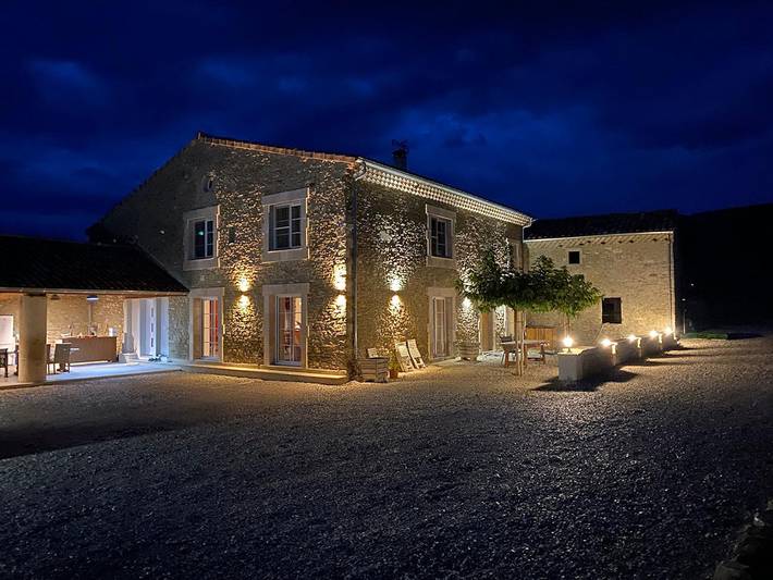 Gîte pour 8 personnes, avec terrasse ainsi que jardin et piscine à La Bégude-de-Mazenc - 2