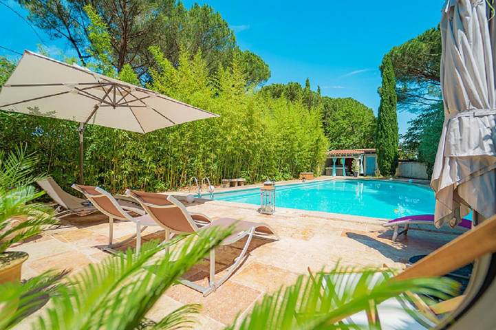 Location de vacances pour 2 personnes, avec piscine ainsi que vue et jardin, adapté aux familles à Castillon-du-Gard