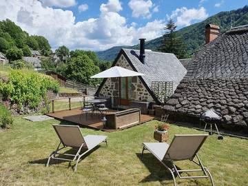 Gîte pour 2 personnes, avec terrasse et jardin à Saint-Vincent-de-Salers