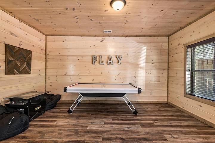 Cottage for 12 people, with yard and hot tub, with pets in Pigeon Forge