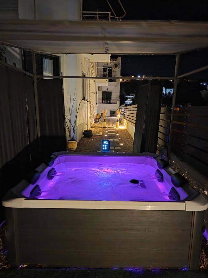 Location de vacances pour 4 personnes, avec jardin ainsi que piscine et jacuzzi, adapté aux familles dans Égine - 2