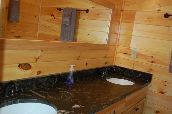 Log cabin for 8 people, with pets in Lake Lure