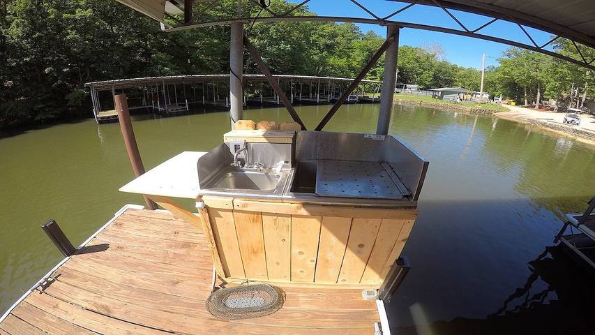 Log cabin for 10 people, with pool and balcony as well as yard in Lake of the Ozarks