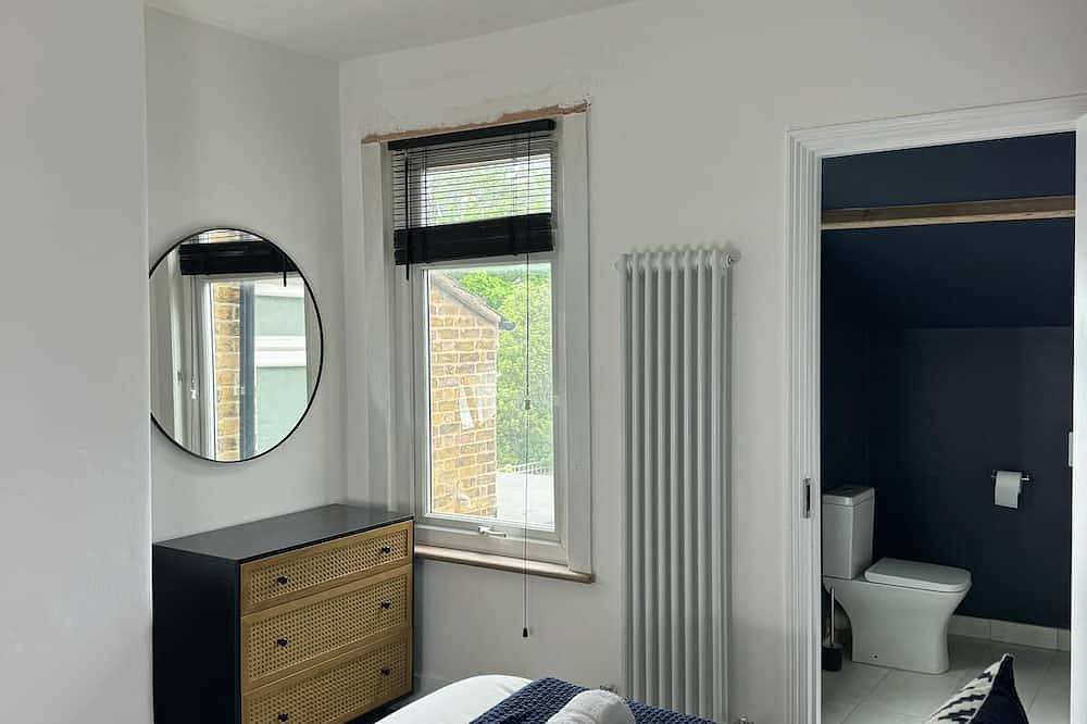 Moderno-Casa-Baño privado con ducha-House close to the Studio in Watford, Hertfordshire