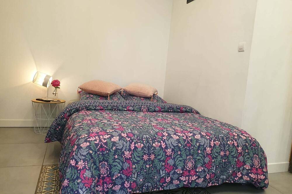 Appartement entier, Studio Cosy au bord du Canal \"Proche Gare & Cdg - Paris - Parc des Expos\" in Sevran, Seine-Saint-Denis