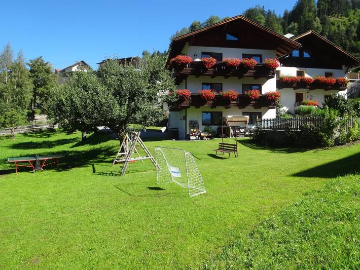 Ferienwohnung für 6 Personen, mit Balkon und Garten sowie Ausblick im Pitztal