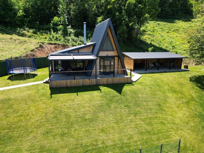 Location de vacances pour 8 personnes, avec jardin ainsi que vue et piscine à Kosjerić