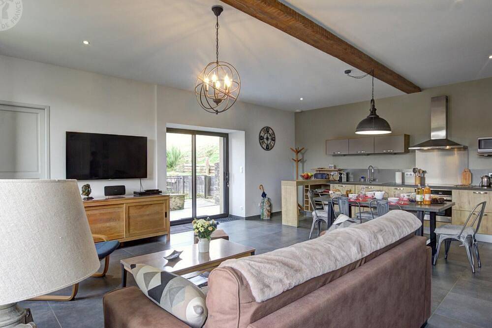 Gîte spacieux moderne avec wifi et terrasse in Saint-Paul-en-Jarez, Parc Naturel Régional du Pilat