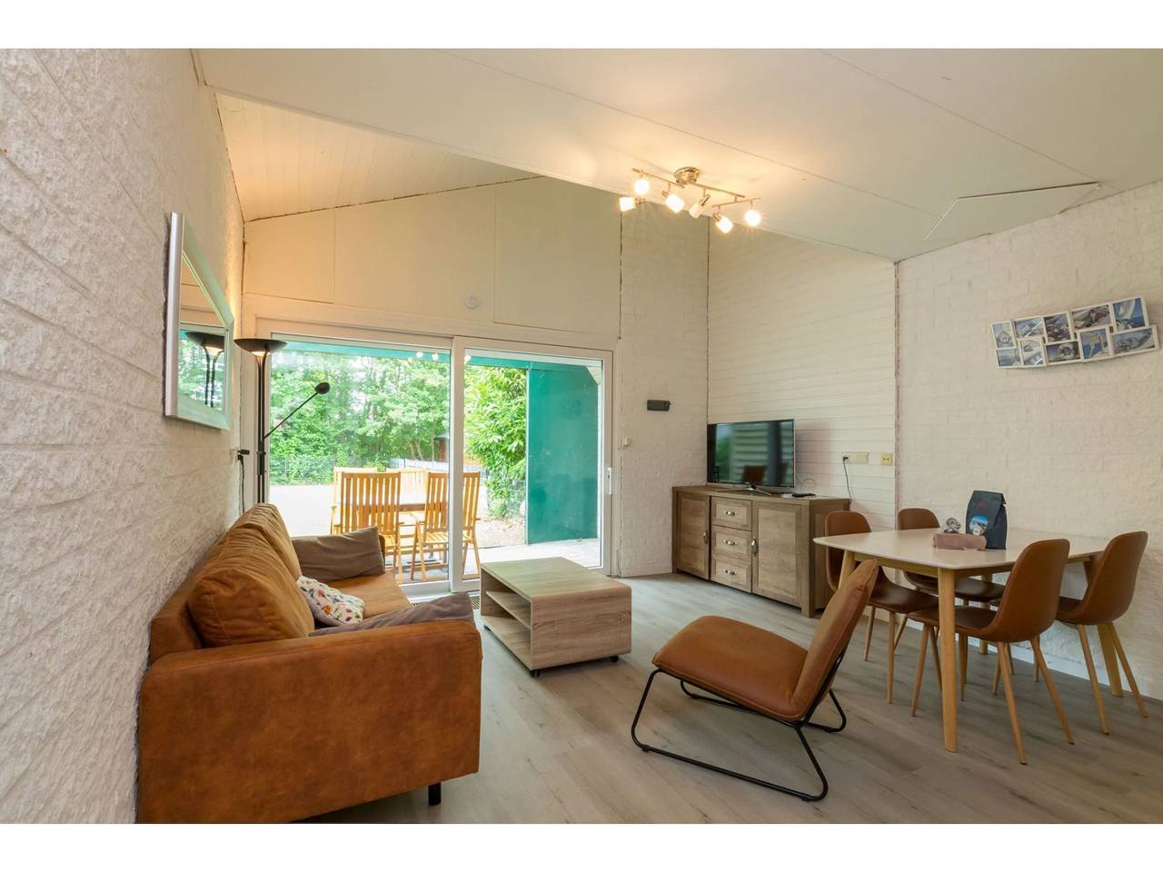 Nice holiday home in a quiet park near the Veerse Meer in Kortgene, Mer du Nord Pays-Bas