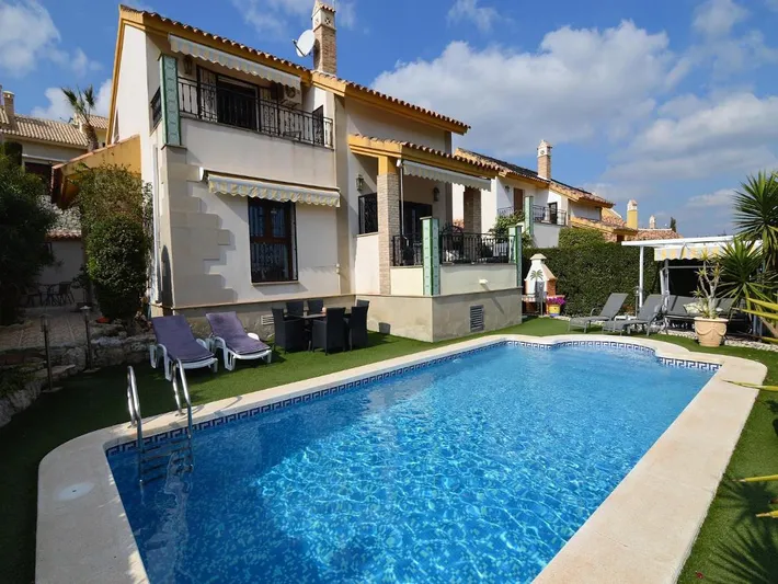 Chalet para 6 personas, con piscina además de jardín y terraza - 1