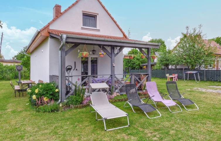 Ferienhaus für 6 Personen, mit Terrasse und Seeblick in Nowe Warpno