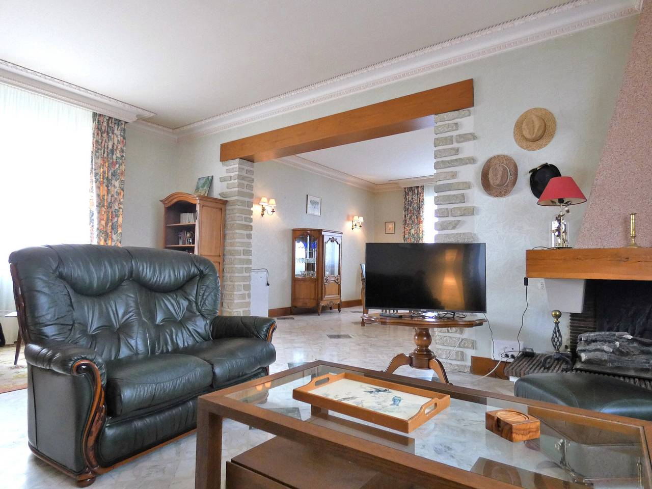 Charming Rural Retreat: Modern Comfort in Historic Challet in Challet, Chartres region