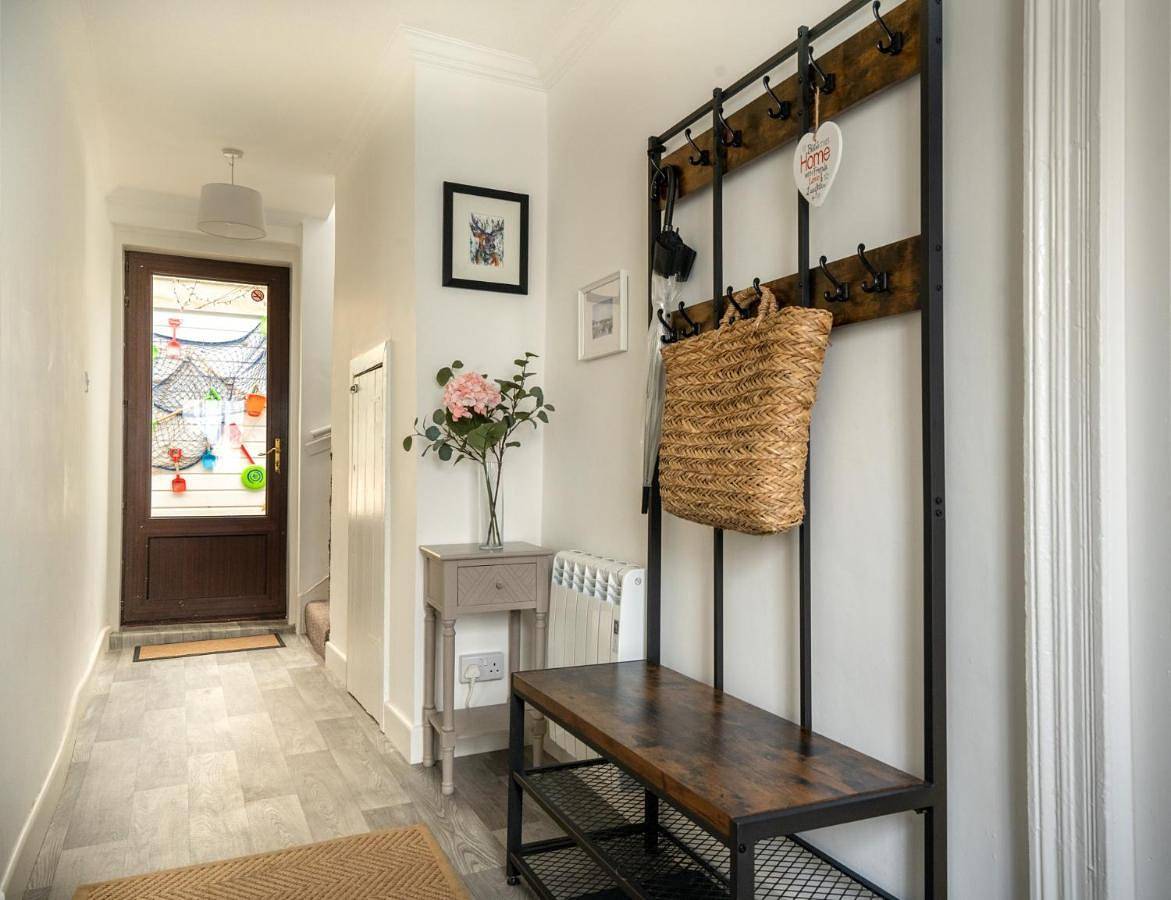 The Portpatrick Pad - A cosy 3 bed cottage, w. sea views & garden office in Portpatrick, Dumfries and Galloway