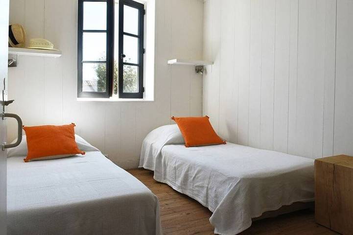 Charming House with Sunny Courtyard, 3 Bedrooms, Close to Beach, Ideal for Family Getaways in Les Portes-en-Ré, Ile de Re