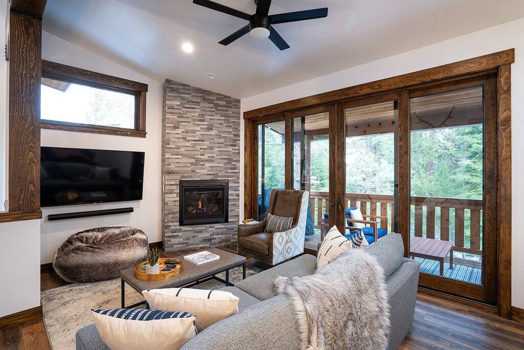 Stylish Luxury Townhouse - Walk to Downtown, A/C! in Truckee, Nevada County