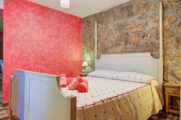 Peñalara-la casa de Galapagar, romantic stone lodging with fireplace. in Galapagar, Área Metropolitana de Madrid