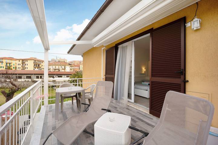 Appartamento intero, Casa Vacanze 'Il Gattino Di Porto Appartamento 4' con piscina condivisa, Wi-Fi e aria condizionata in Porto Maurizio, Imperia
