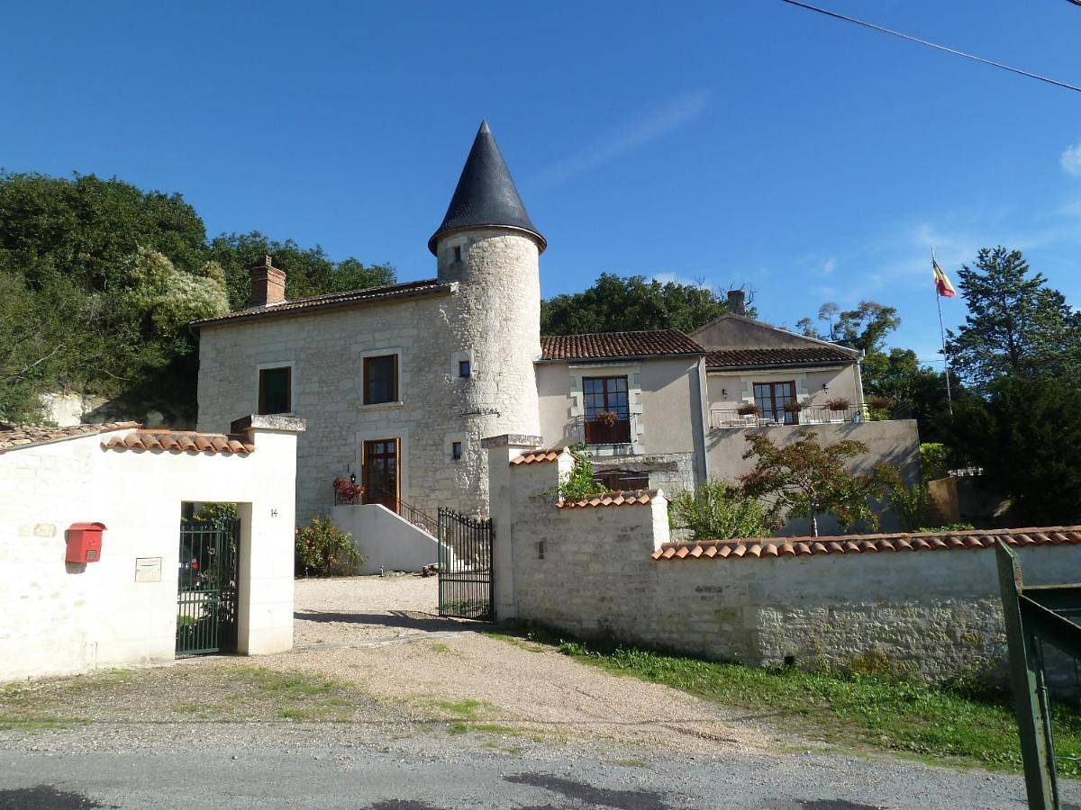 Manoir Le Cristal , Piscine et chambres tempérées in Beaumont (Vienne), Vienne (France)