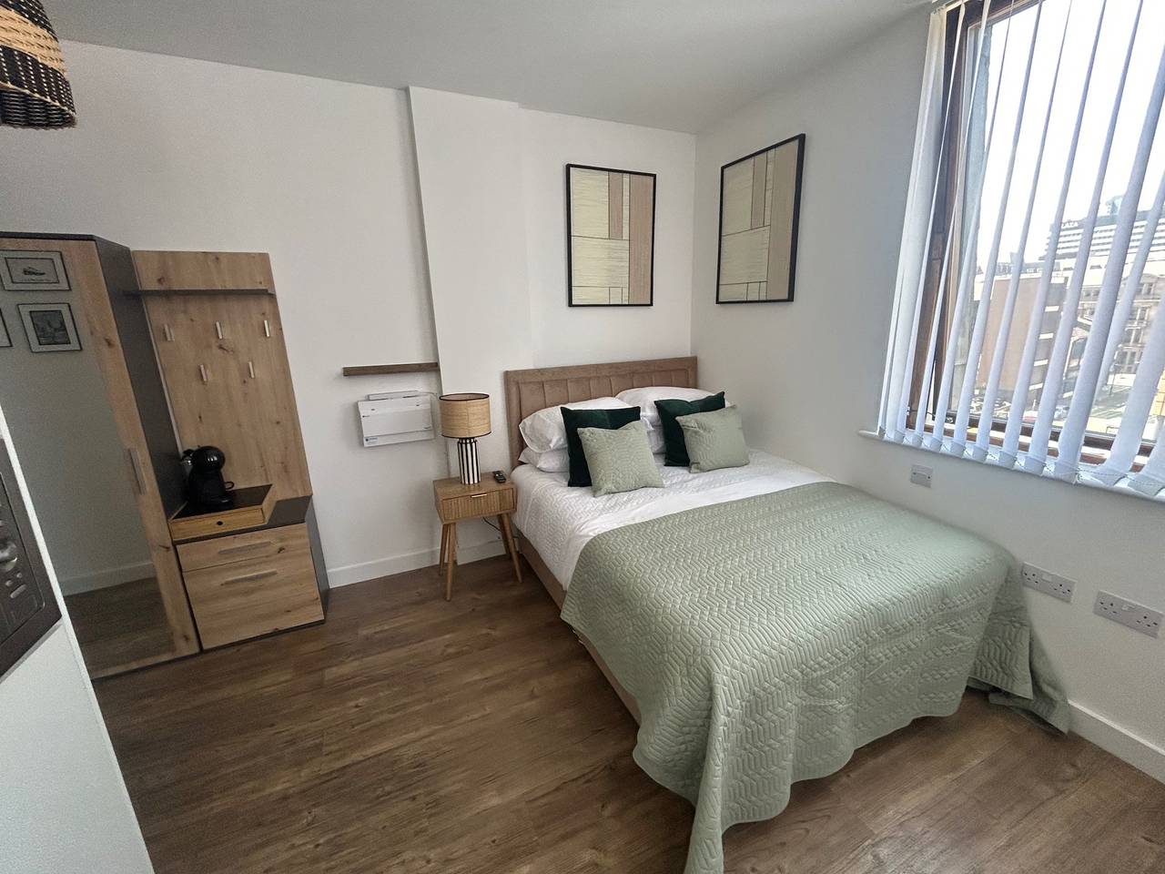 Entire studio, City Center 1-Bed Studio, Sleeps 2 with City Views in Liverpool, Merseyside