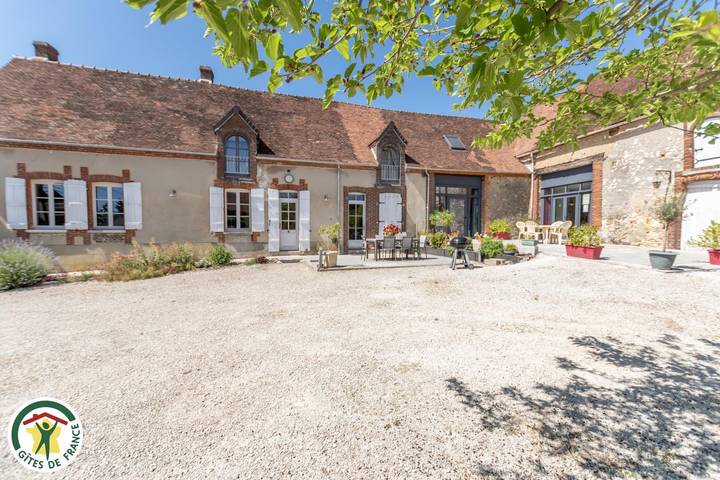 Gîte pour 14 personnes, avec terrasse à Allemant