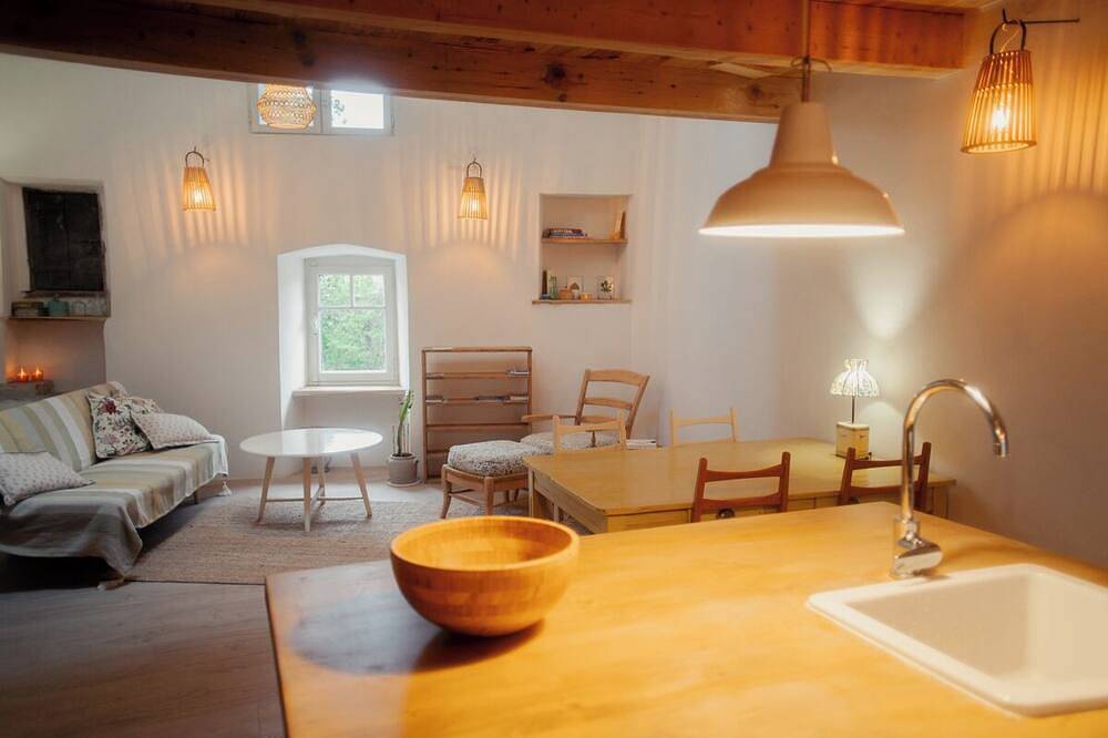 Appartement entier, Studio / loft confortable, lumineux et spacieux, dans charmant bourg 'Les Vans'. in Les Vans, Parc naturel régional des Monts d'Ardèche