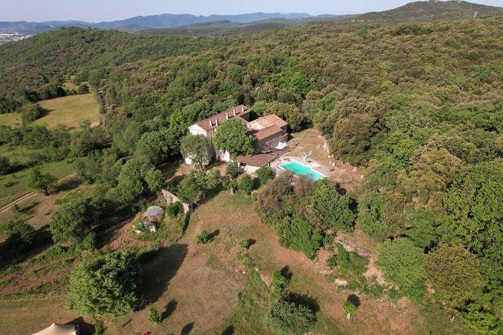 Location de vacances pour 16 personnes, avec terrasse et jardin à Saint-Julien-les-Rosiers - 2