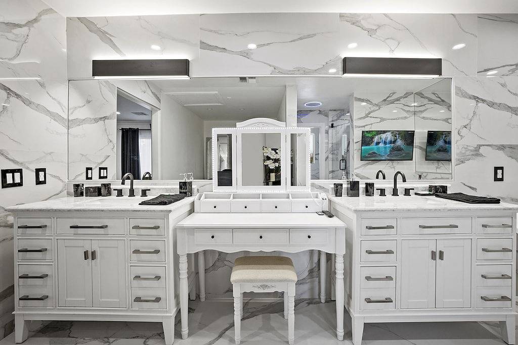 Gated Luxurious Modern Hills Oasis Estate Pool/Spa in Los Angeles, San Fernando Valley