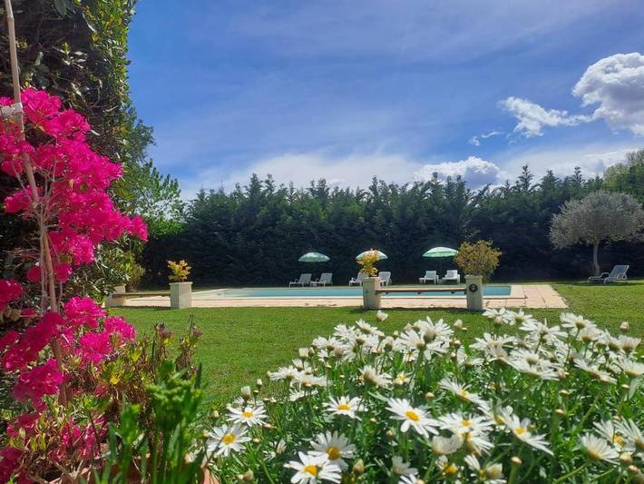 Gîte pour 4 personnes, avec vue ainsi que piscine et jardin à Caderousse