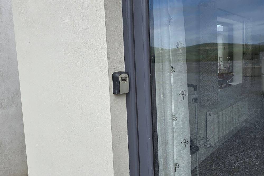 Entire apartment, Charming 1-bedroom apartment in beautiful Burnham a 5 min drive outside Dingle in Dingle Peninsula