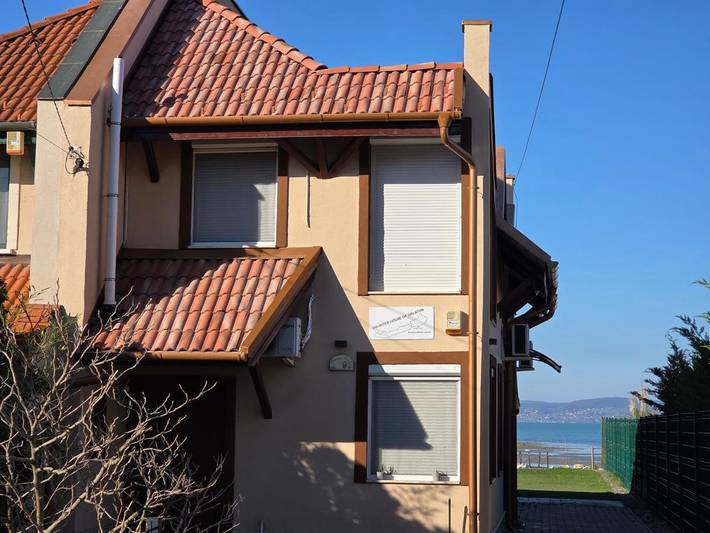 Ferienhaus für 8 Personen, mit Ausblick und Garten sowie Seeblick, mit Haustier in Zamardi